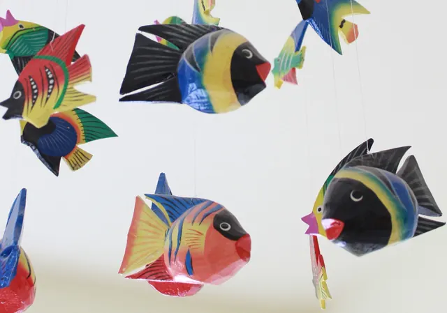 Bunte Fische eines Mobiles hängen von der Decke, gesehen aus dem Behandlungsstuhl